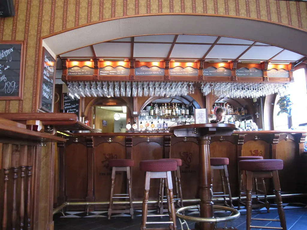 Quầy bar gỗ trong taproom