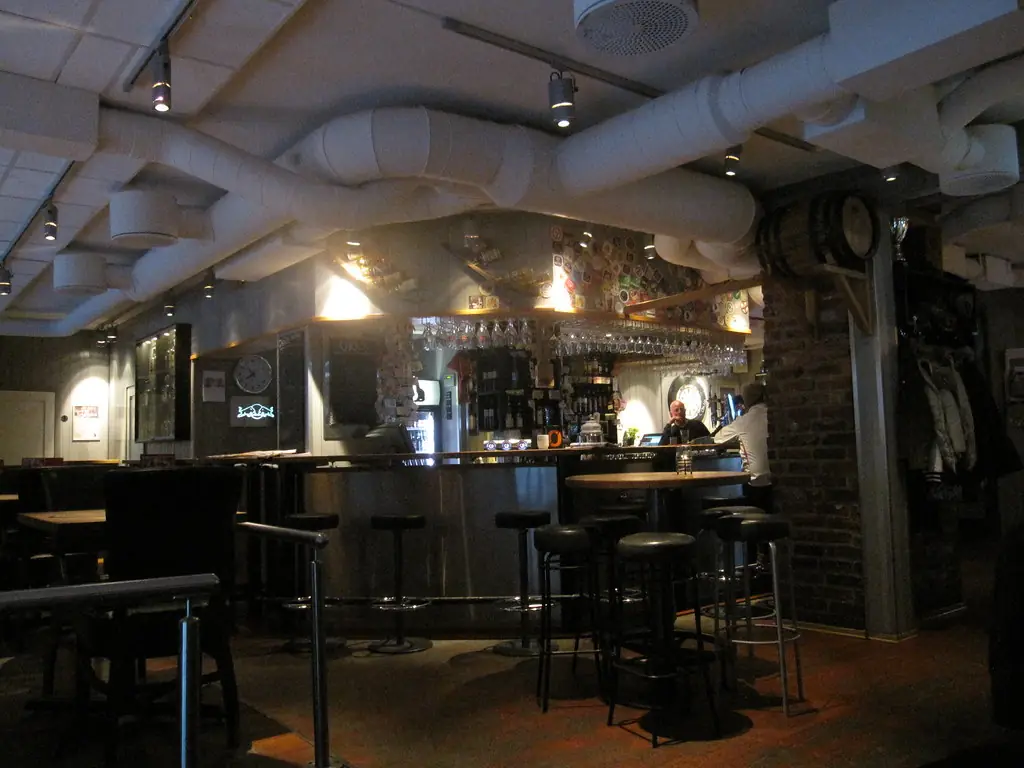 Không gian taproom buổi tối