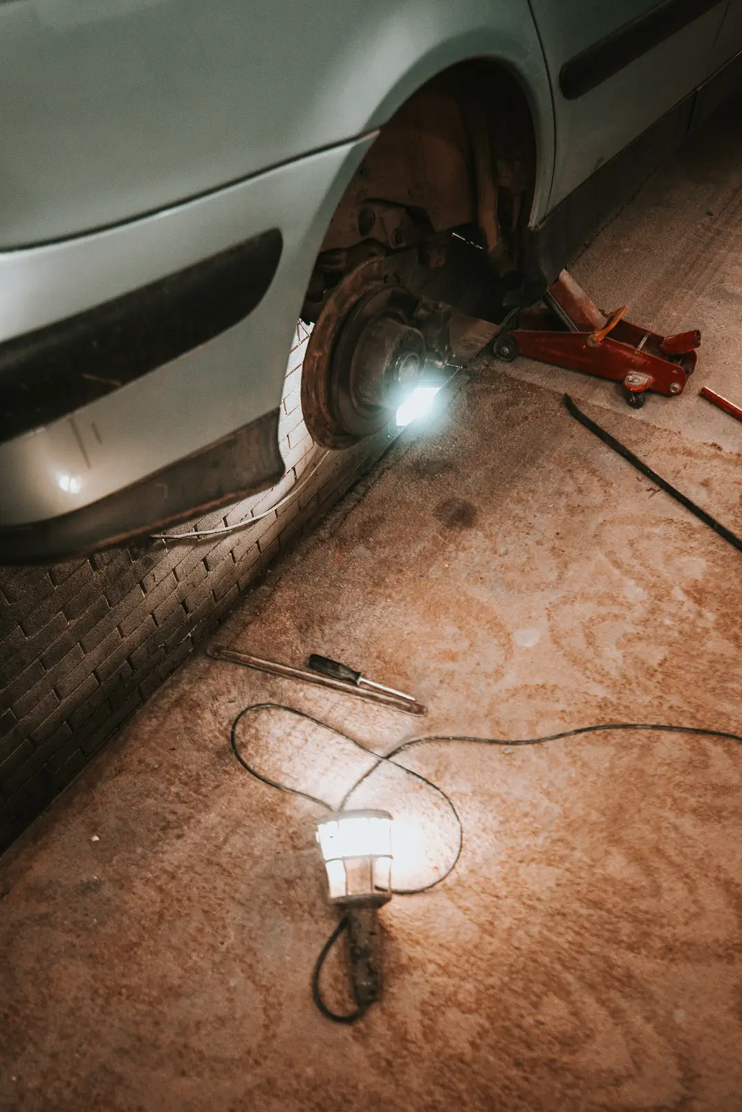 Tháo bánh kiểm tra phanh