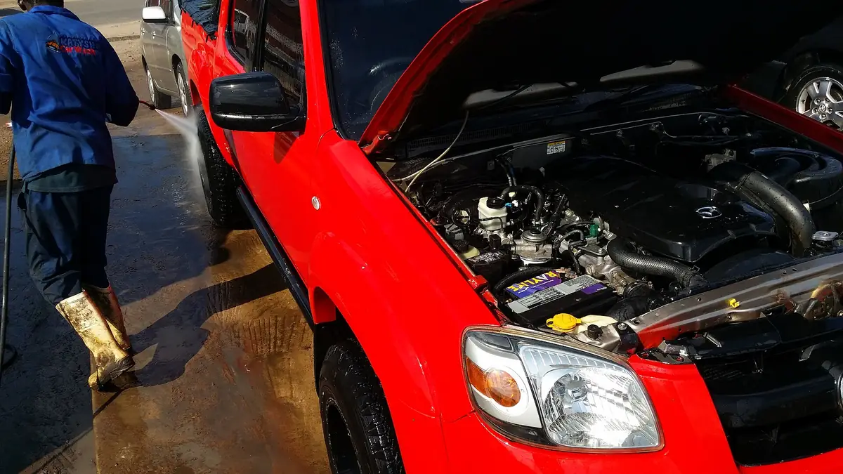 Thiết bị đọc lỗi OBD cầm trên tay