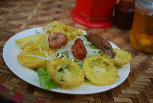 Đĩa bánh căn ăn kèm xíu mại và nước chấm