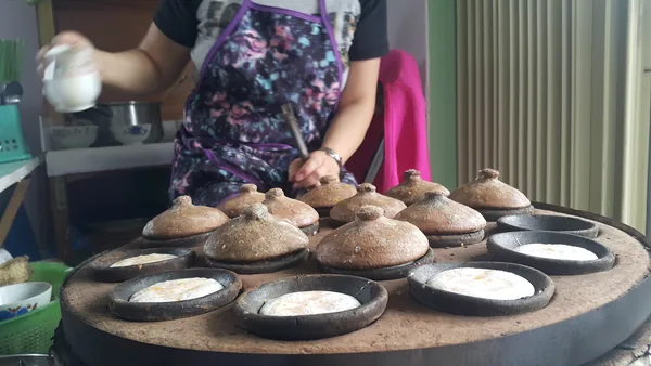 Khuôn đất nung đổ bánh căn trên bếp than
