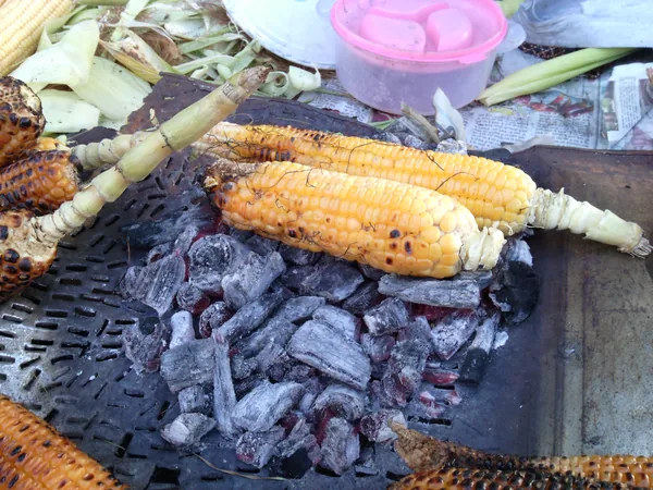 Bắp nướng cháy cạnh than hồng