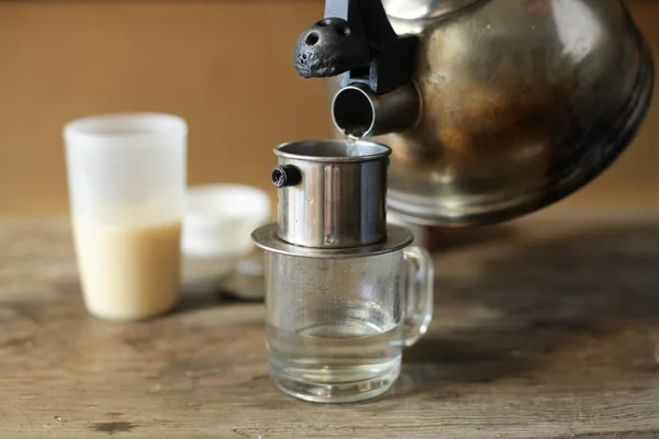 Rót nước sôi vào phin cà phê