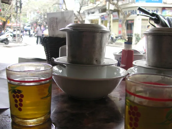 Phin cà phê nhỏ giọt trên bàn quán vỉa hè