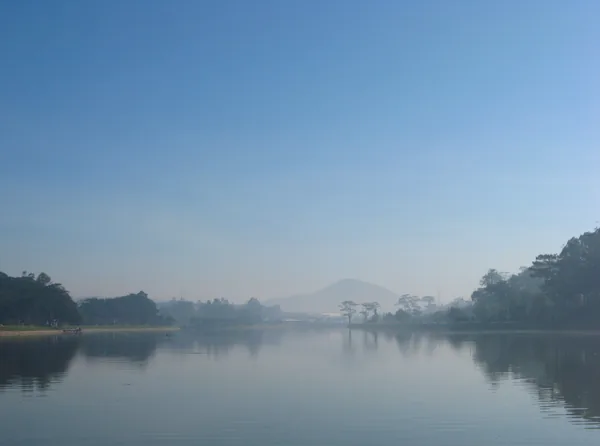 Hồ Xuân Hương mờ sương buổi sớm