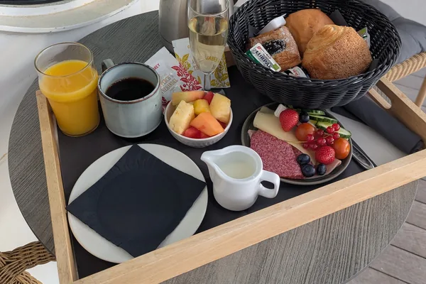 Khay bữa sáng trên ban công: bánh mì, trái cây, cà phê
