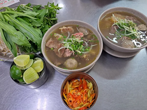Hai tô phở bò nóng với rau thơm