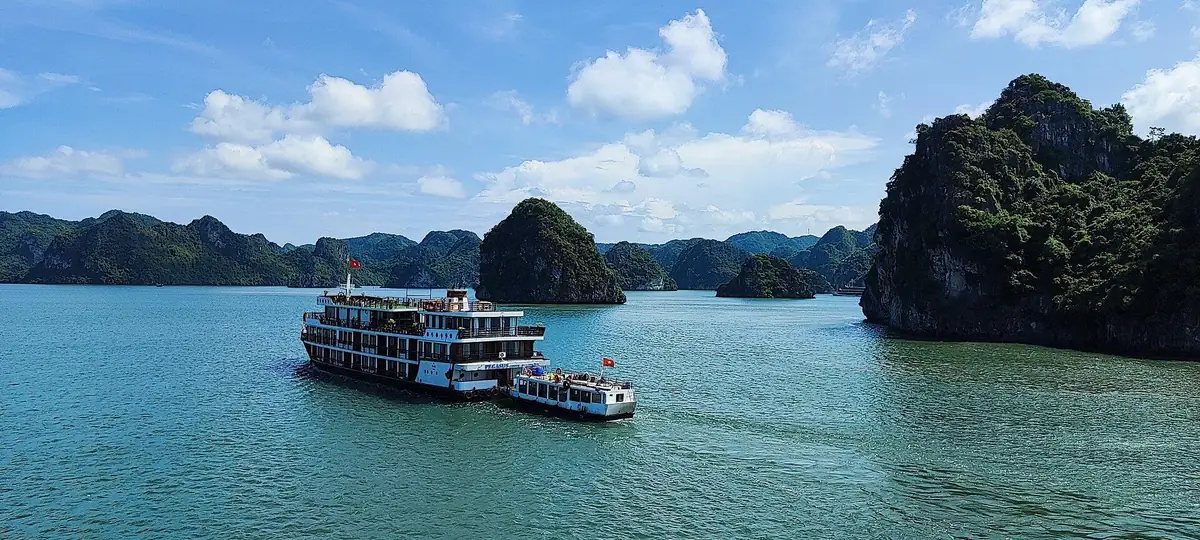 Du thuyền trên vịnh Hạ Long