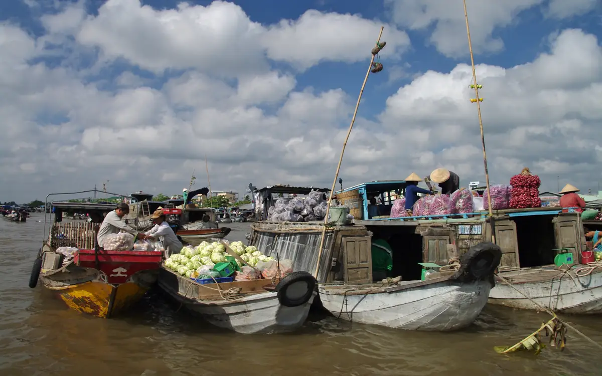 Ghe hàng trên chợ nổi Cái Răng, Cần Thơ