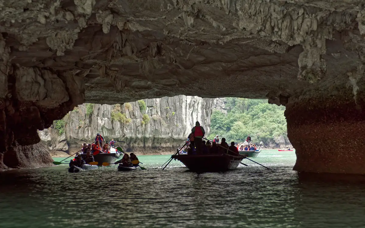 Đò nan đưa khách qua hang Luồn, vịnh Hạ Long
