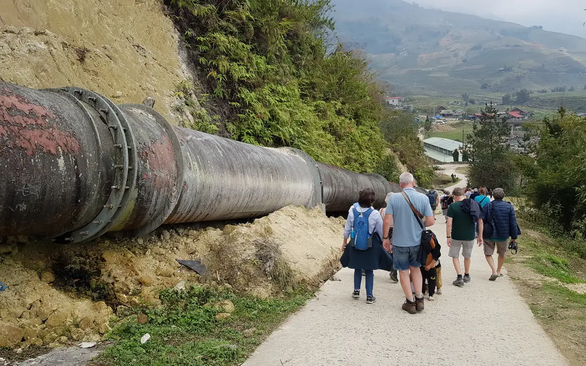 Khách trekking xuống thung lũng Tả Van, Sa Pa