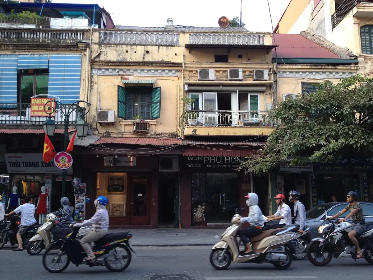 Dãy nhà 12–18 phố Tràng Tiền, cách Nhà hát Lớn 3 phút đi bộ