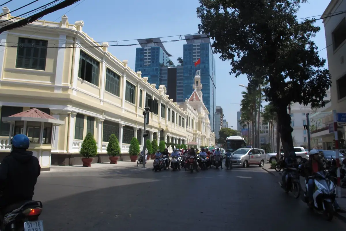 Phố Lê Thánh Tôn, gần UBND Thành phố và phố đi bộ Nguyễn Huệ