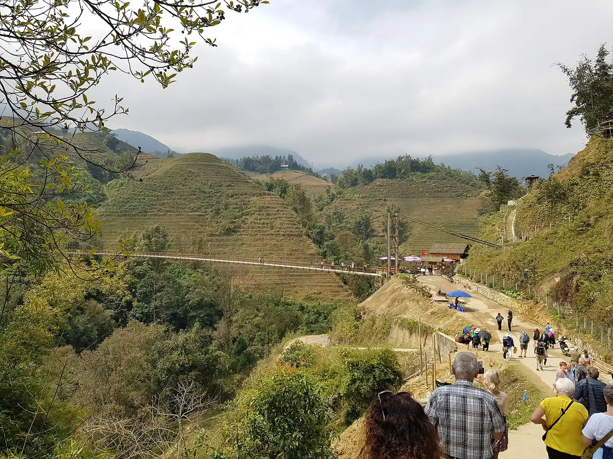 Đoàn trekking qua cầu treo Tả Van, Sa Pa
