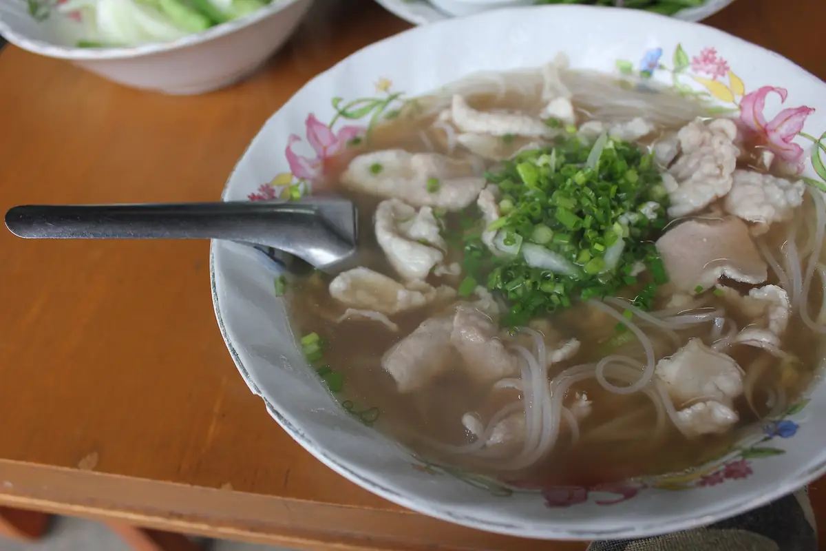 Tô phở bò rau thơm