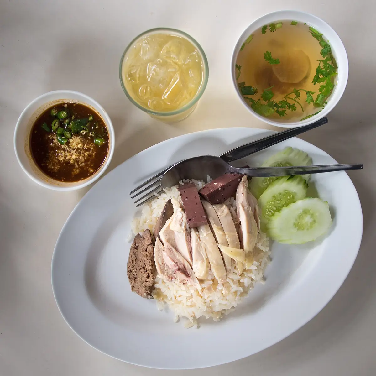 Cơm, gà xé phay xào nấm, canh rau ngót thịt băm, đậu hũ non sốt