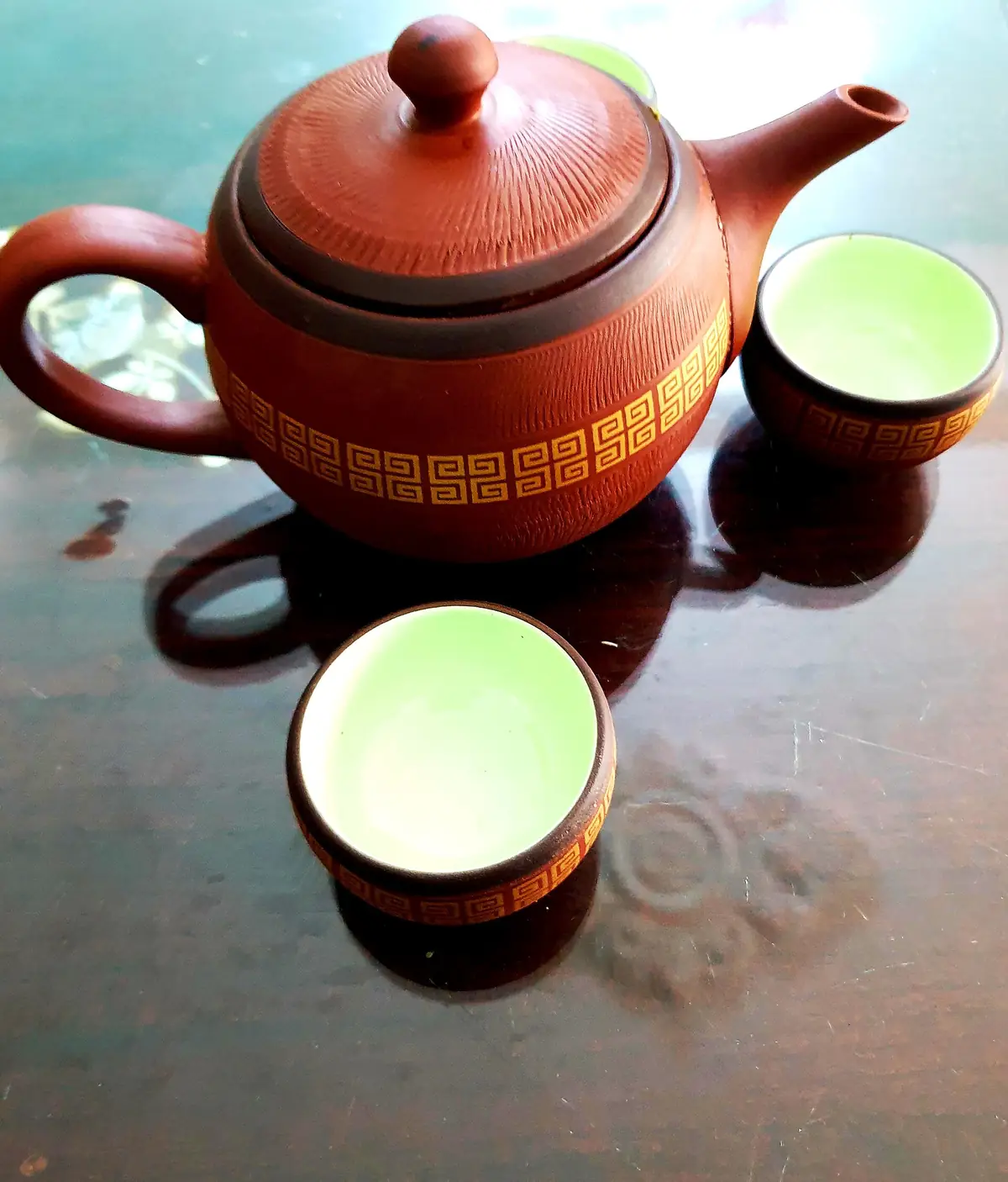 Ấm trà xanh Thái Nguyên và chén nhỏ