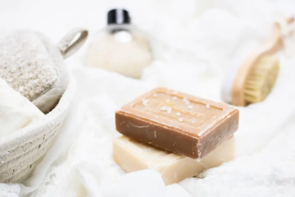 Bánh xà phòng và cọ tắm