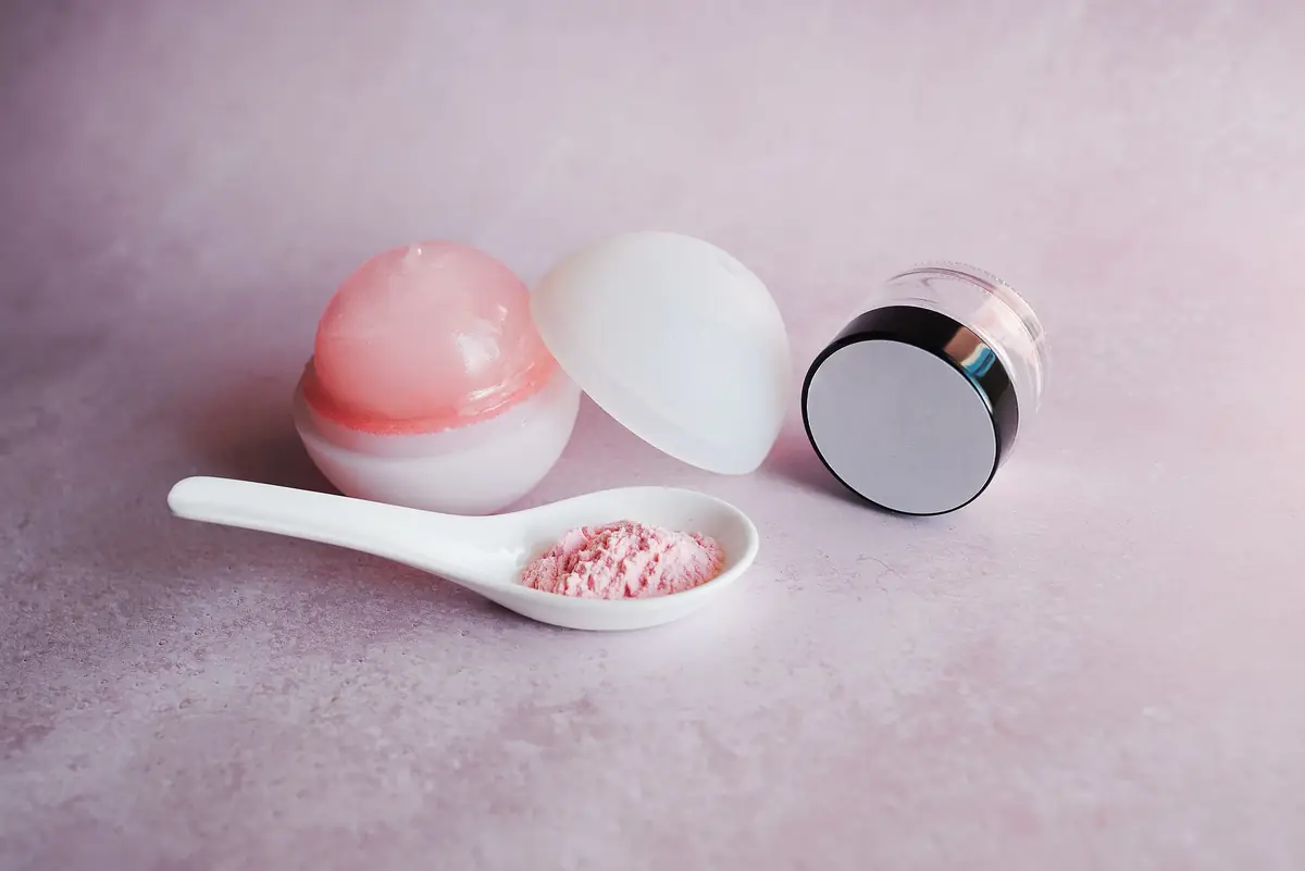Hũ kem dưỡng và hũ son dưỡng trên nền hồng phấn