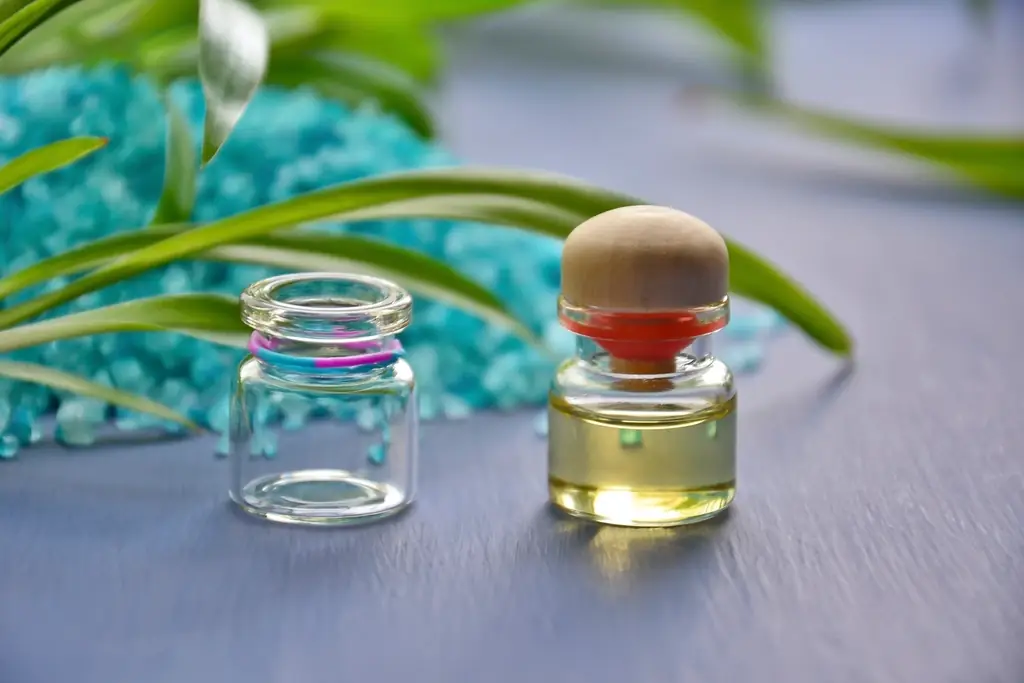 Hai lọ dầu dưỡng nhỏ