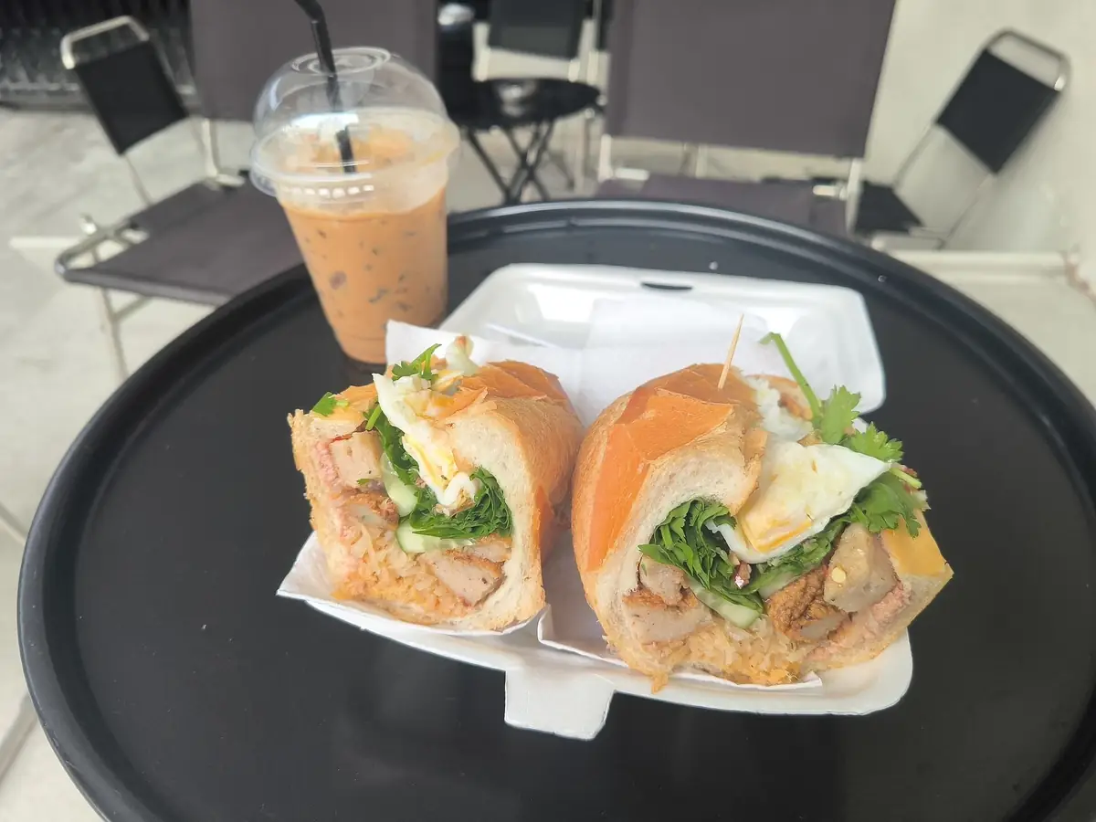 Bánh mì và trà sữa ở căng tin
