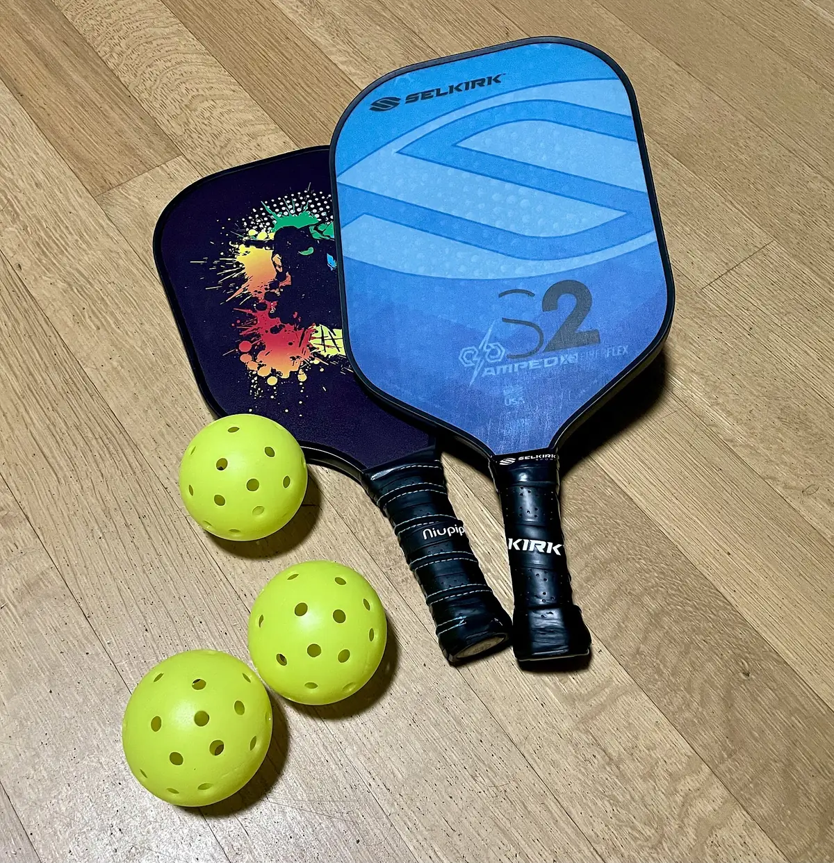 Vợt và bóng pickleball