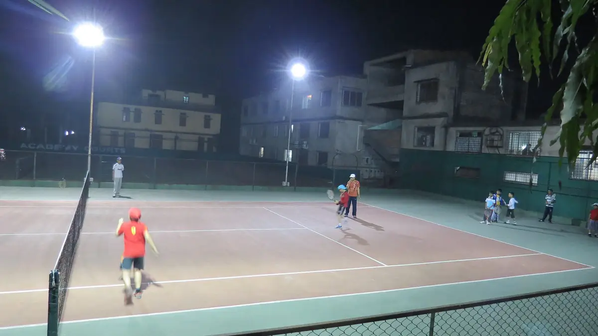 Sân tennis giờ lên đèn