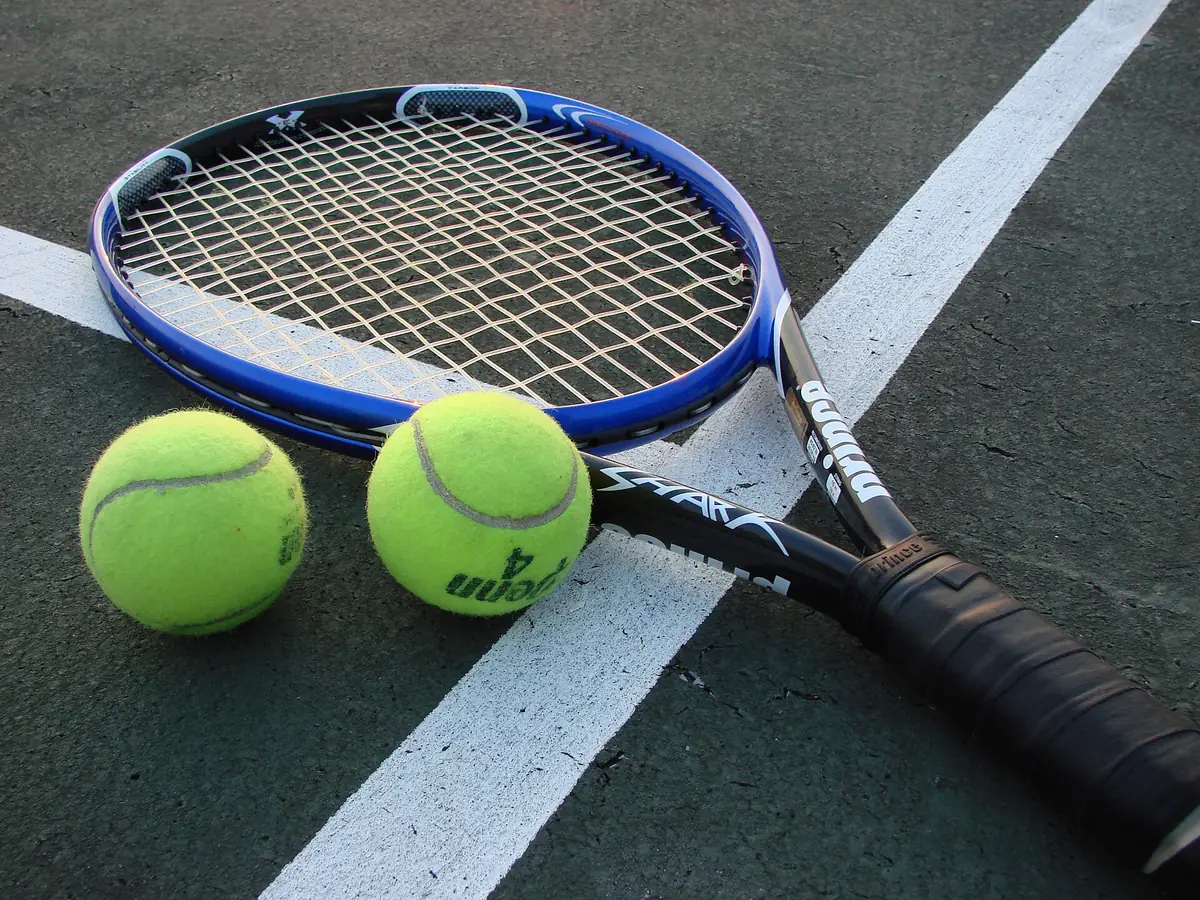 Vợt và bóng tennis