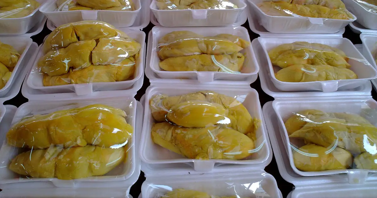 Cơm sầu riêng trong hộp xốp