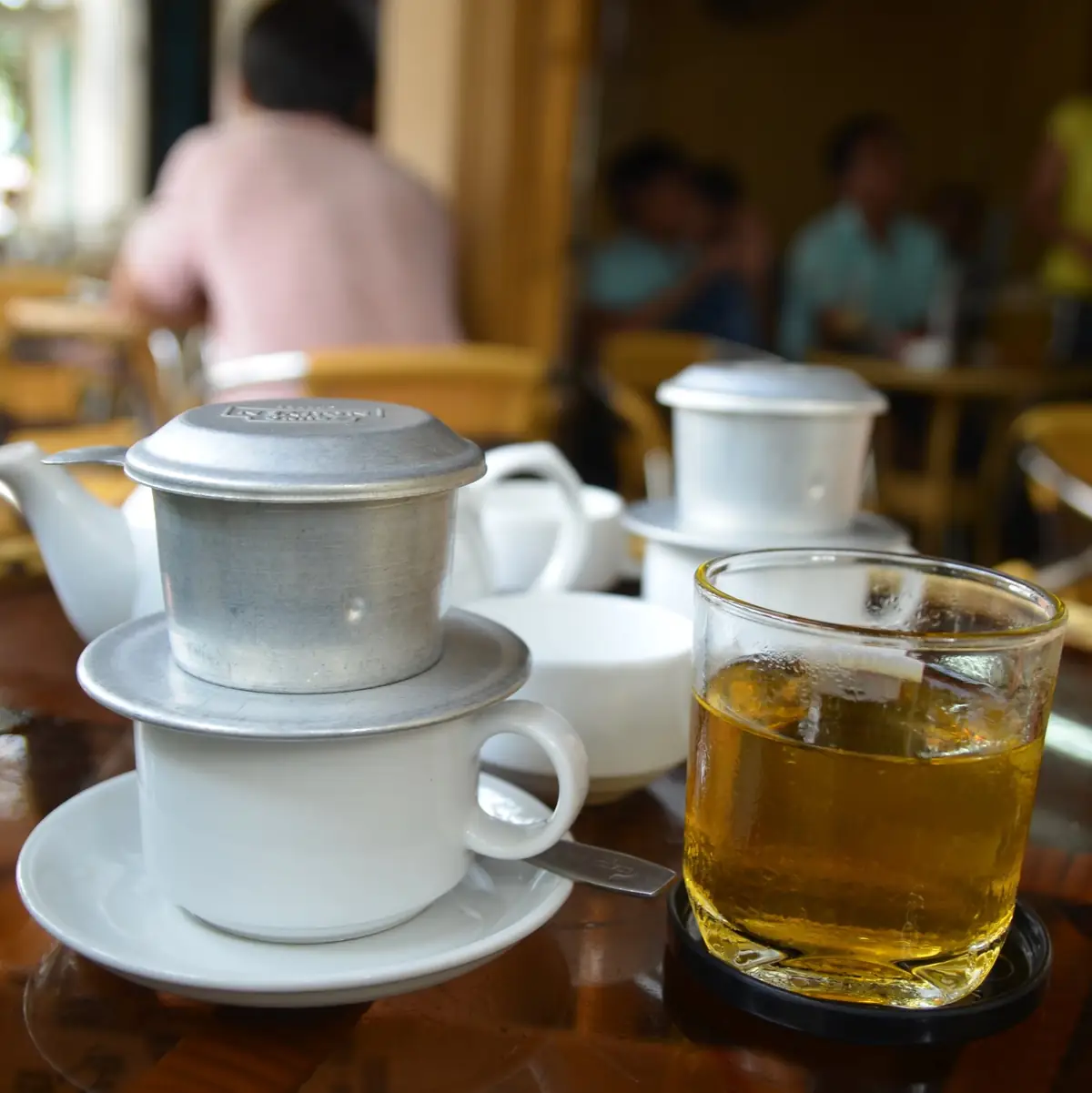 Cà phê phin trên bàn học
