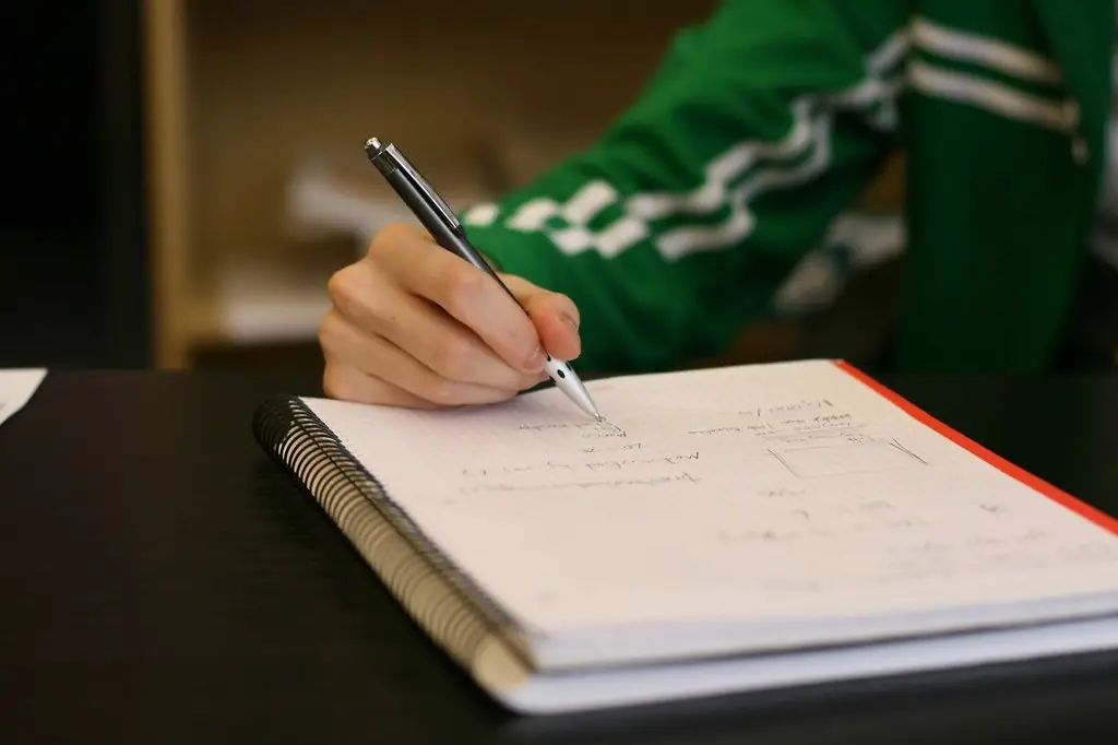 Tay chữa bài Writing