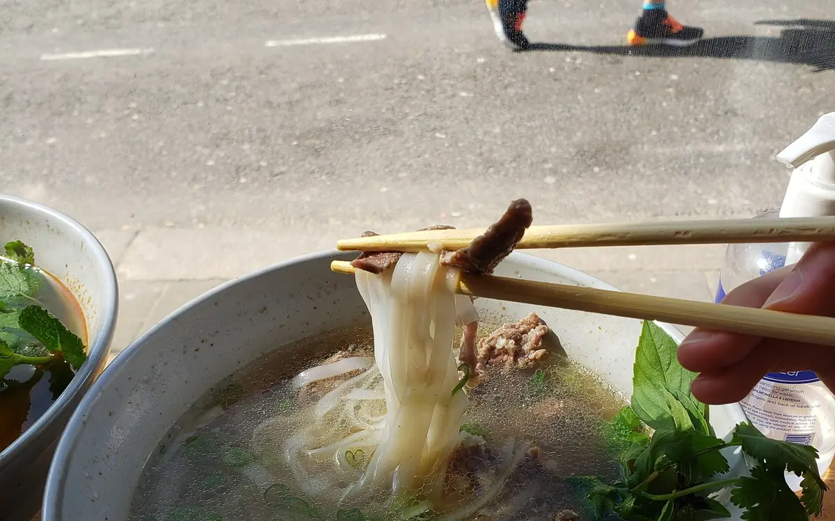 Hàng phở vỉa hè buổi trưa