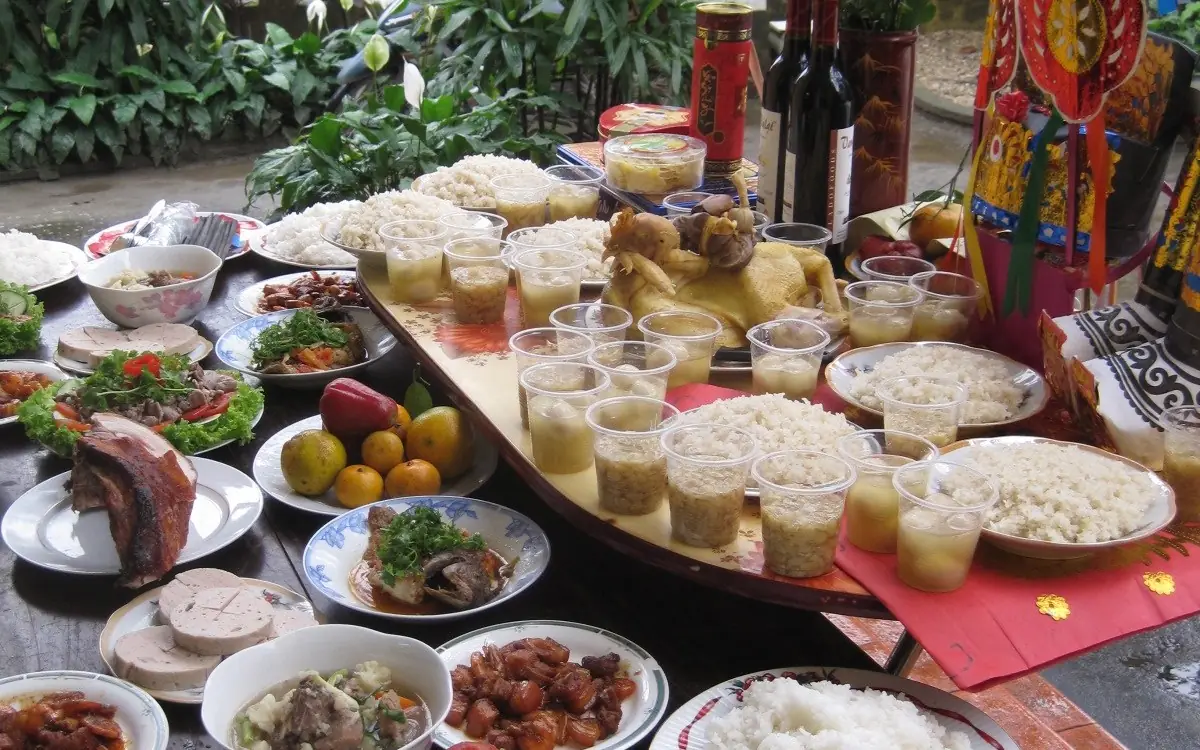 Bàn ăn đông đủ cả nhóm