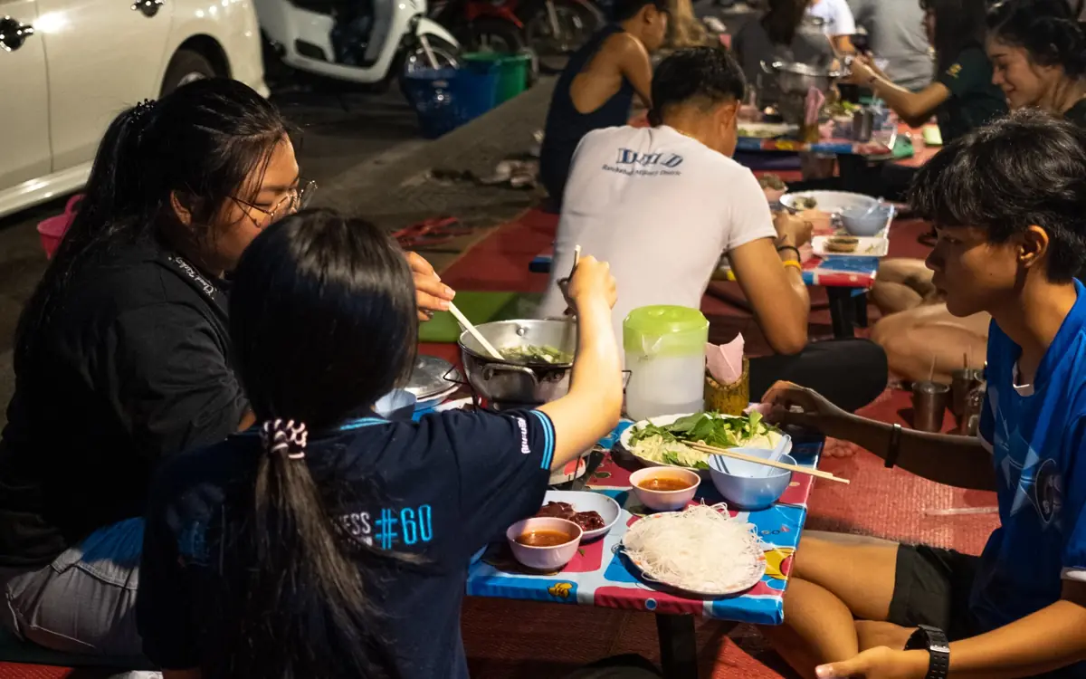 Phố ẩm thực giờ tan tầm