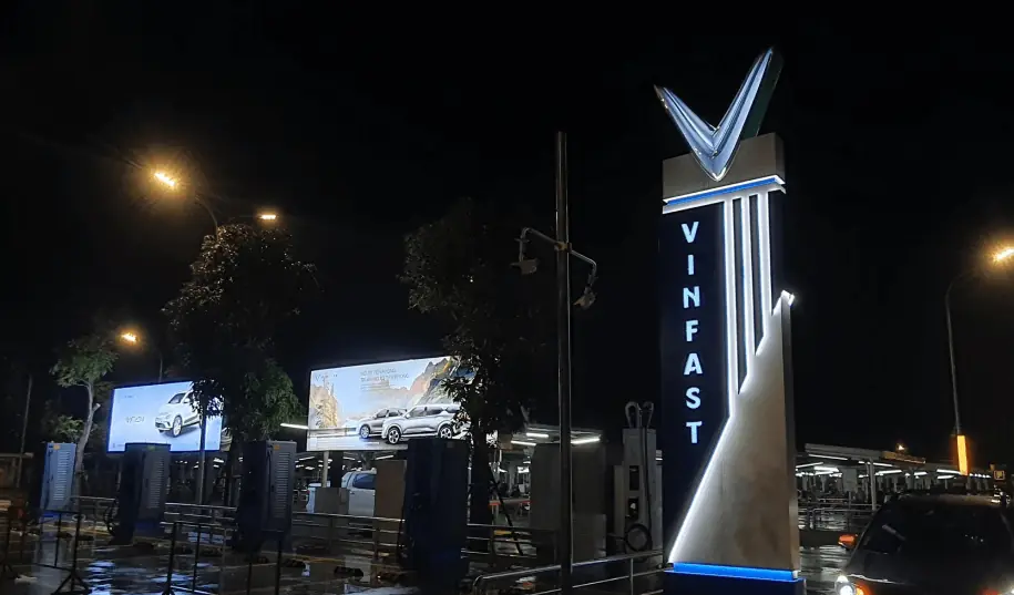 Trạm sạc VinFast buổi tối