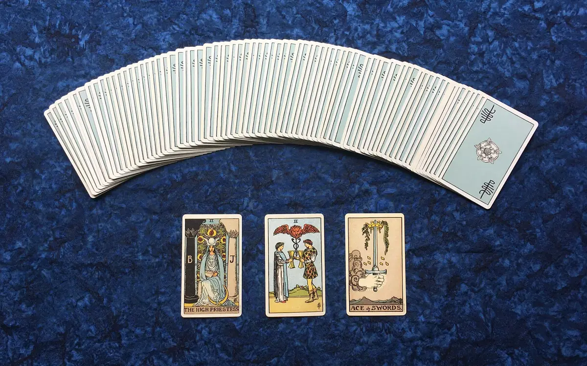 Bộ bài tarot trải trên bàn