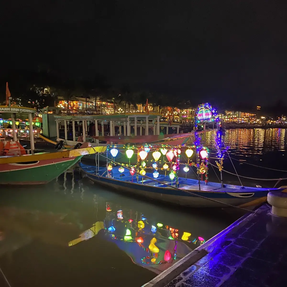 Thuyền hoa đăng Hội An đêm