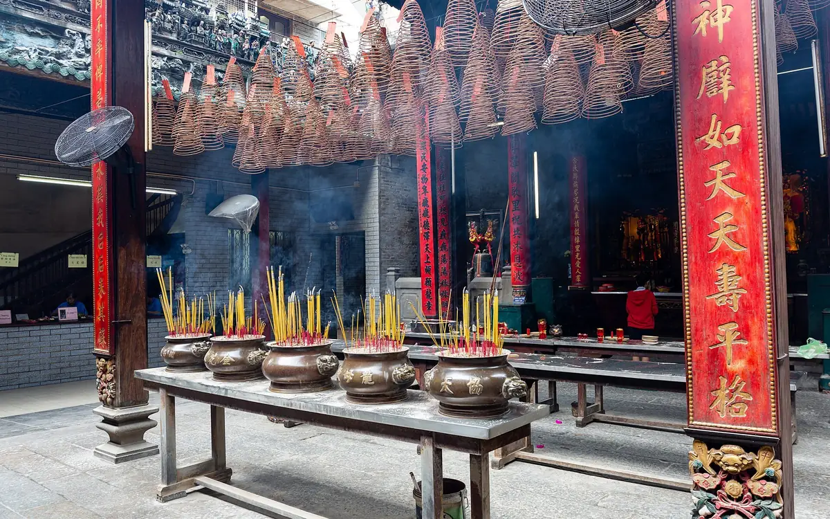 Hương vòng trong đền cổ