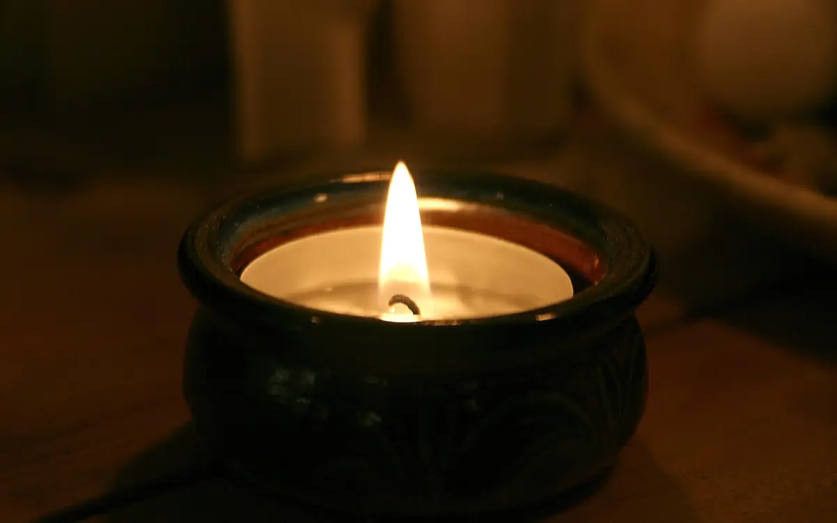 Ngọn nến trong đêm